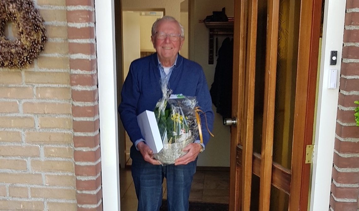 De heer Huijbregts, één van de jubilarissen, werd verrast met een attentie