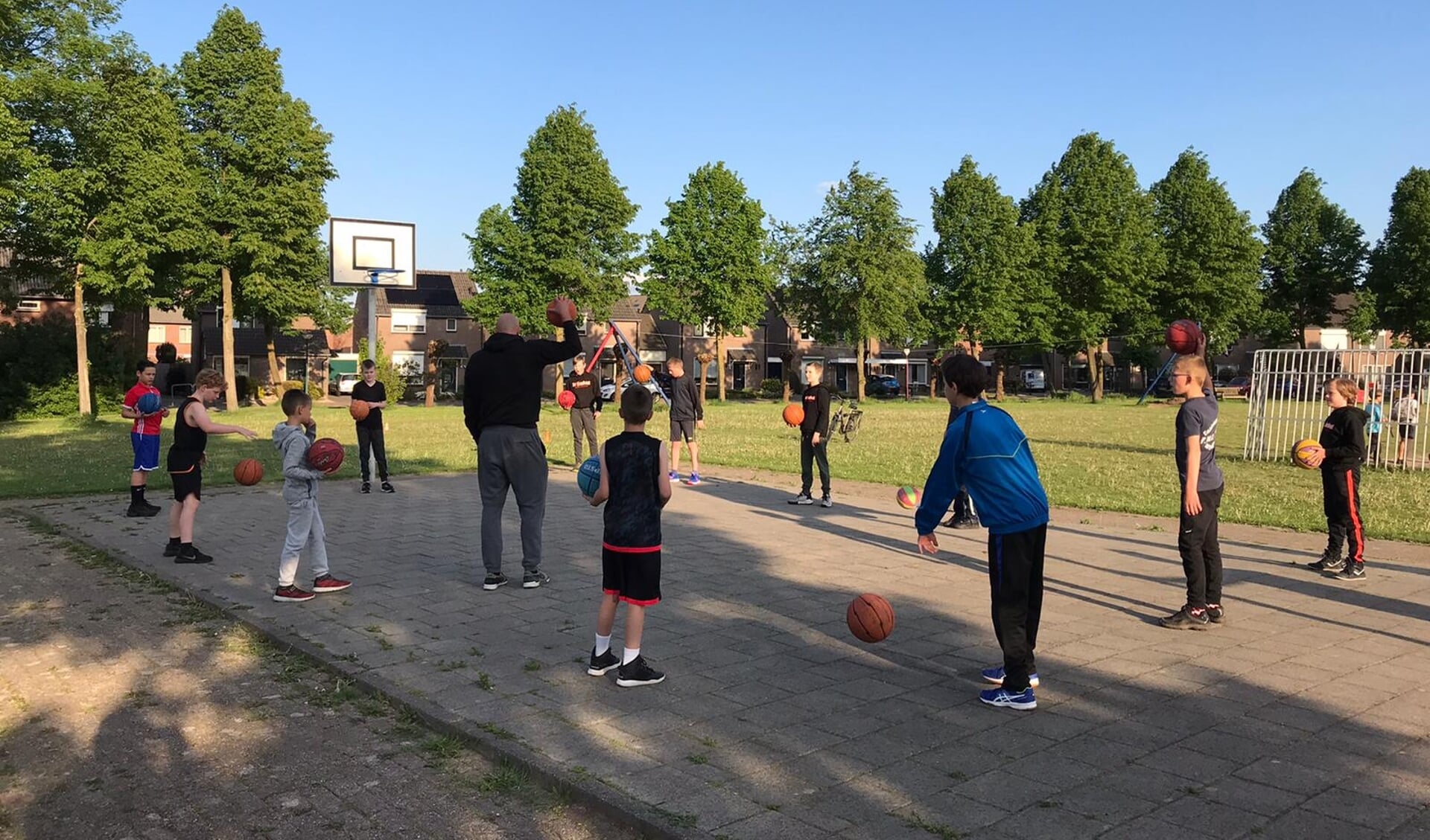 Basketbaltraining op speelveld de Ratel in Beek en Donk