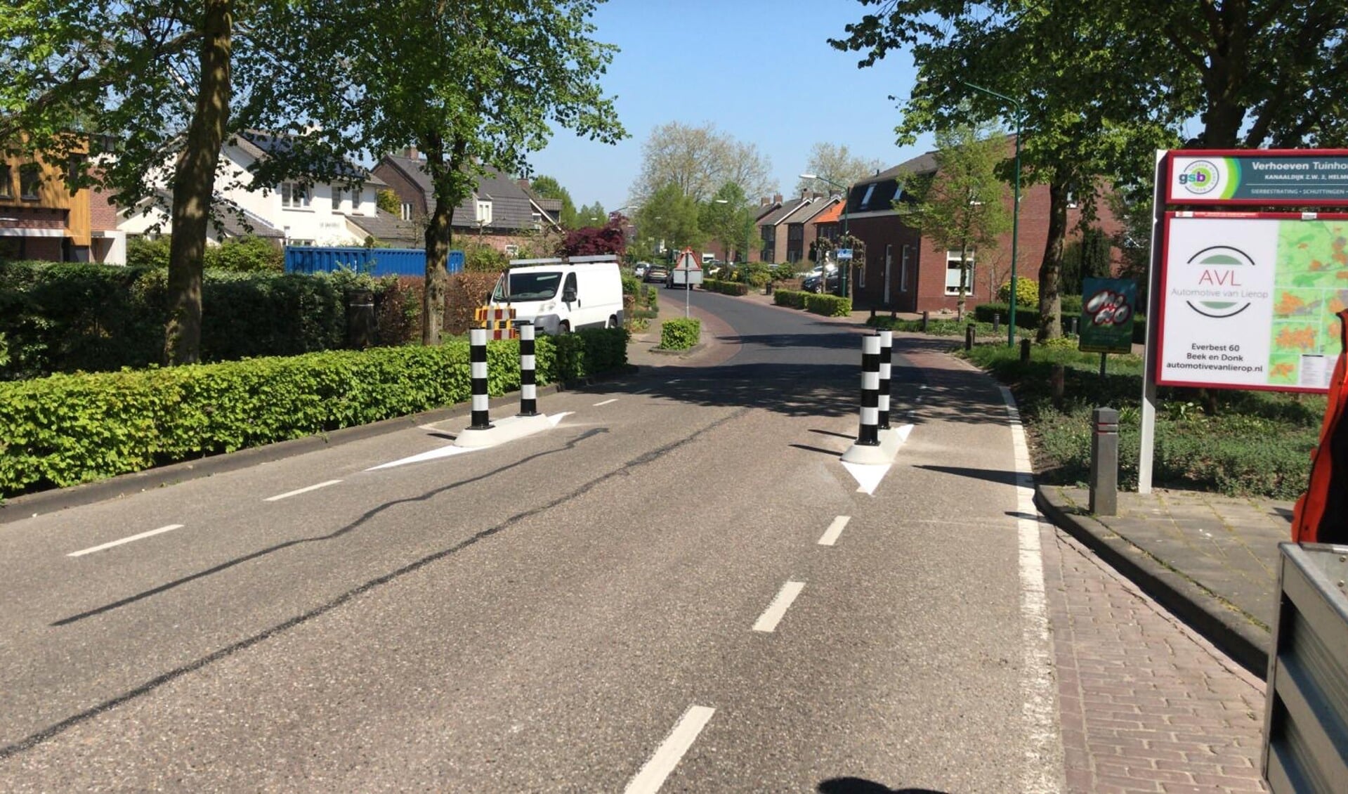 In de Molenstraat is inmiddels óók een snelheidsverminderende wegversmalling aangebracht.