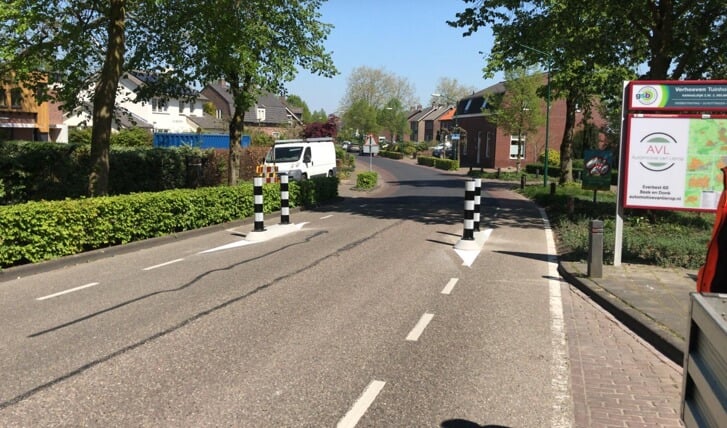In de Molenstraat is inmiddels óók een snelheidsverminderende wegversmalling aangebracht.