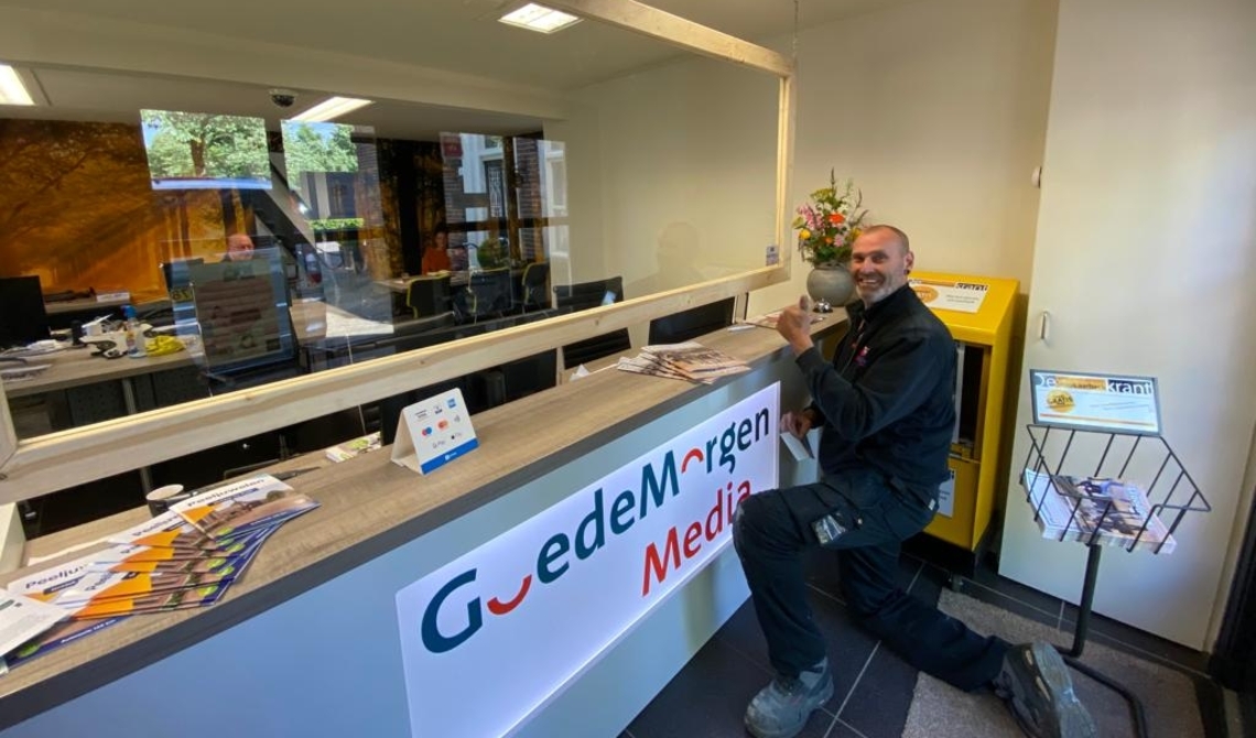 Houtbouw Aarle-Rixtel heeft een veiligheidsscherm geplaatst in het kantoor van GoedeMorgen Media