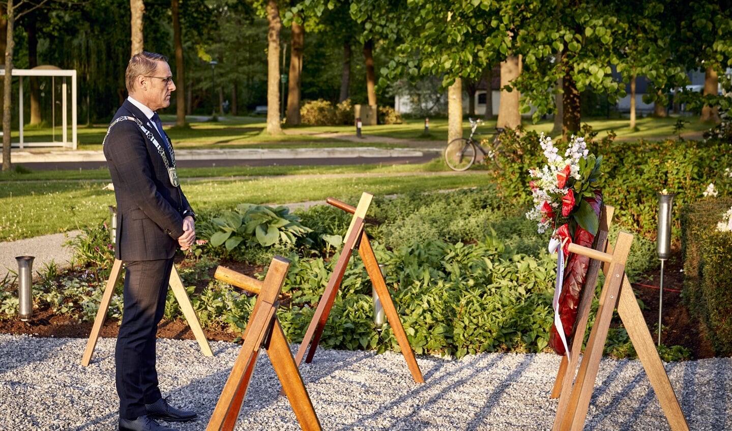 Burgemeester Frank van der Meijden bij de Dodenherdenking in 2020.
