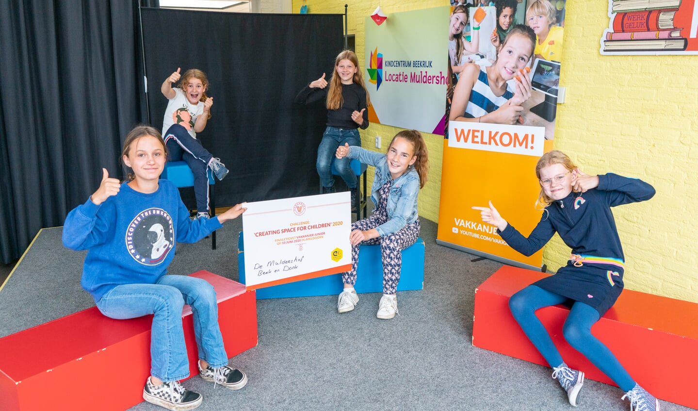 Leerlingen Imme, Lynn, Sjors, Lise en Sara van De Plusklas uit Beek en Donk krijgen finaleticket overhandigd!
