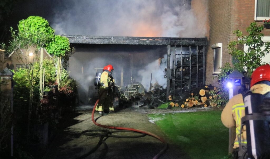 Er ontstond een flinke brand na het opzettelijk in brand steken van een houtstapel bij de woning aan het Meerven in Mariahout 