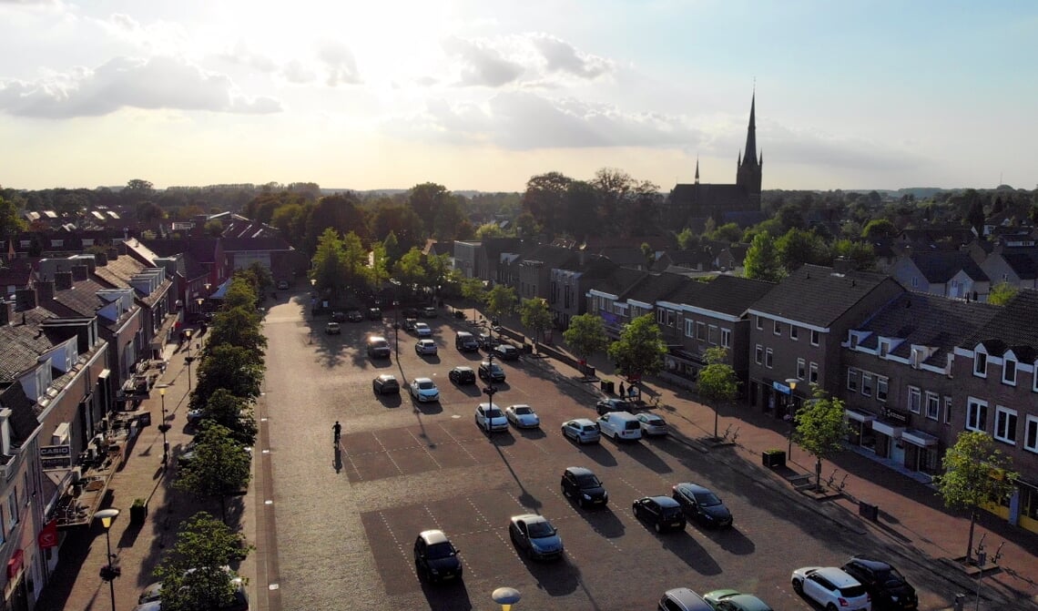<p>Luchtfoto van het Piet van Thielplein in Beek en Donk</p>
