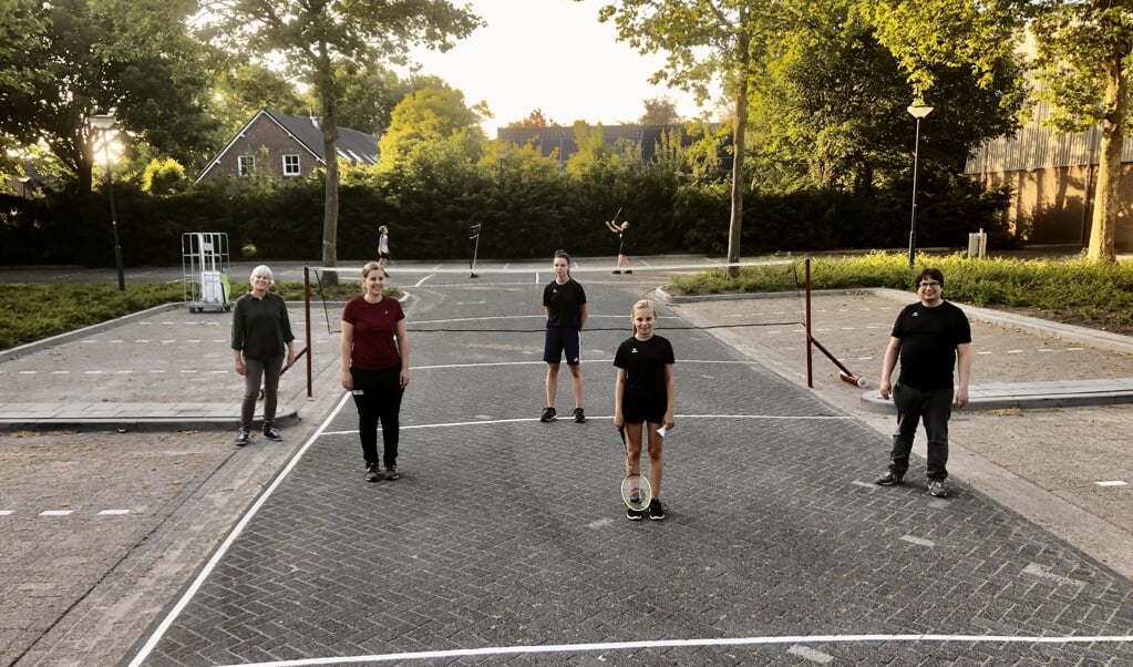 Naast alle onduidelijkheden gaat het buitenbadminton prima: met dank aan de vrijwillige begeleidingsgroep