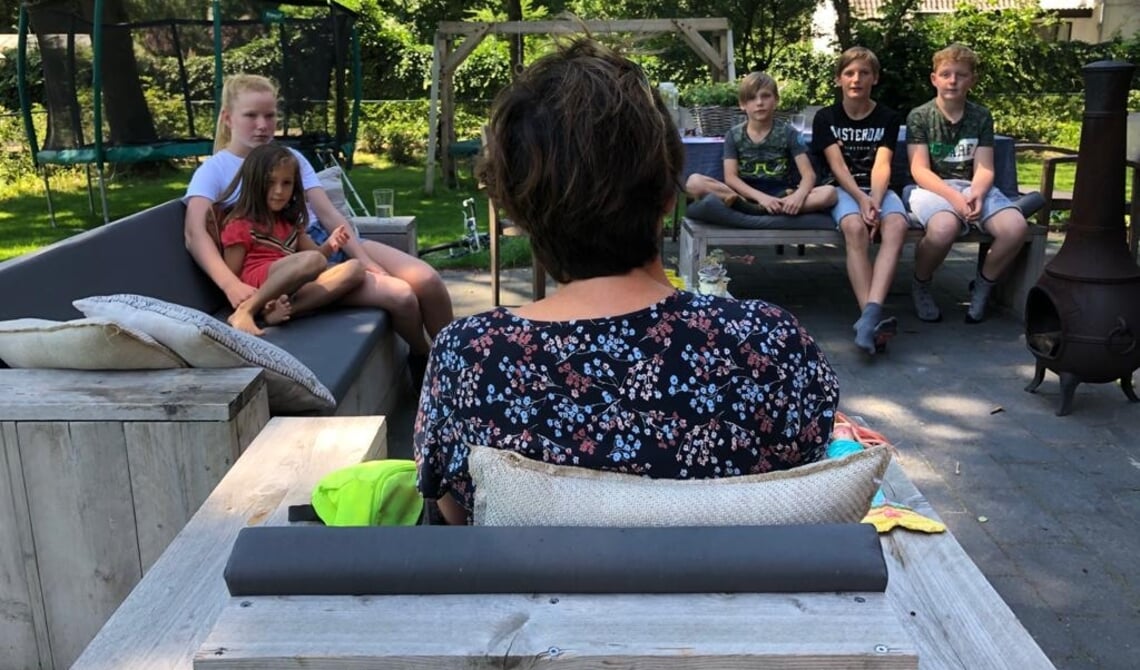 Dieuwke Kommerij (m) namens DeMooiLaarbeekKrant in gesprek met de kinderen over de verkeersveiligheid