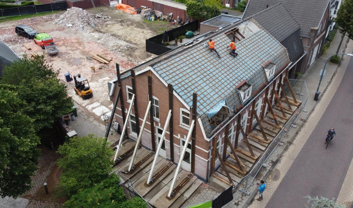 Er is al veel werk verzet. De zaal van 't Huukske is in zijn geheel gesloopt