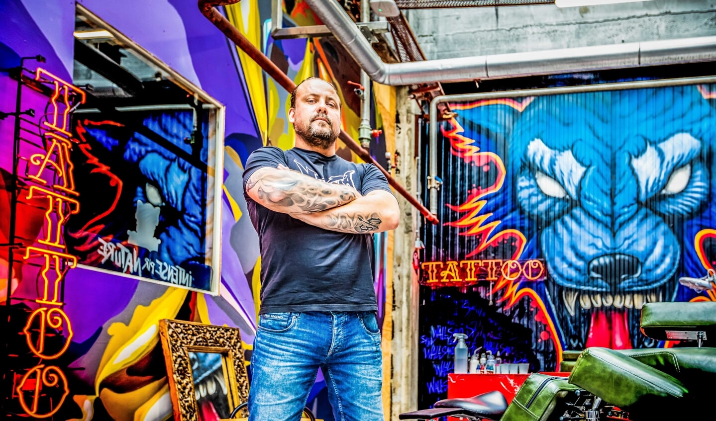 Peter van der Helm in de tatoeageshop van 8.6