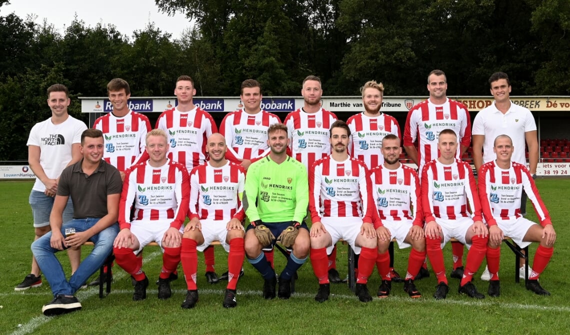 Het vijfde elftal van ASV '33 met de nieuwe shirts