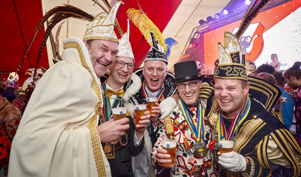 In 2020 werd er nog 'gewoon' carnaval gevierd. Burgemeester Frank van der Meijden (tweede van rechts) overhandigde de sleutel van de gemeente Laarbeek aan de vier Laarbeekse carnavalsprinsen