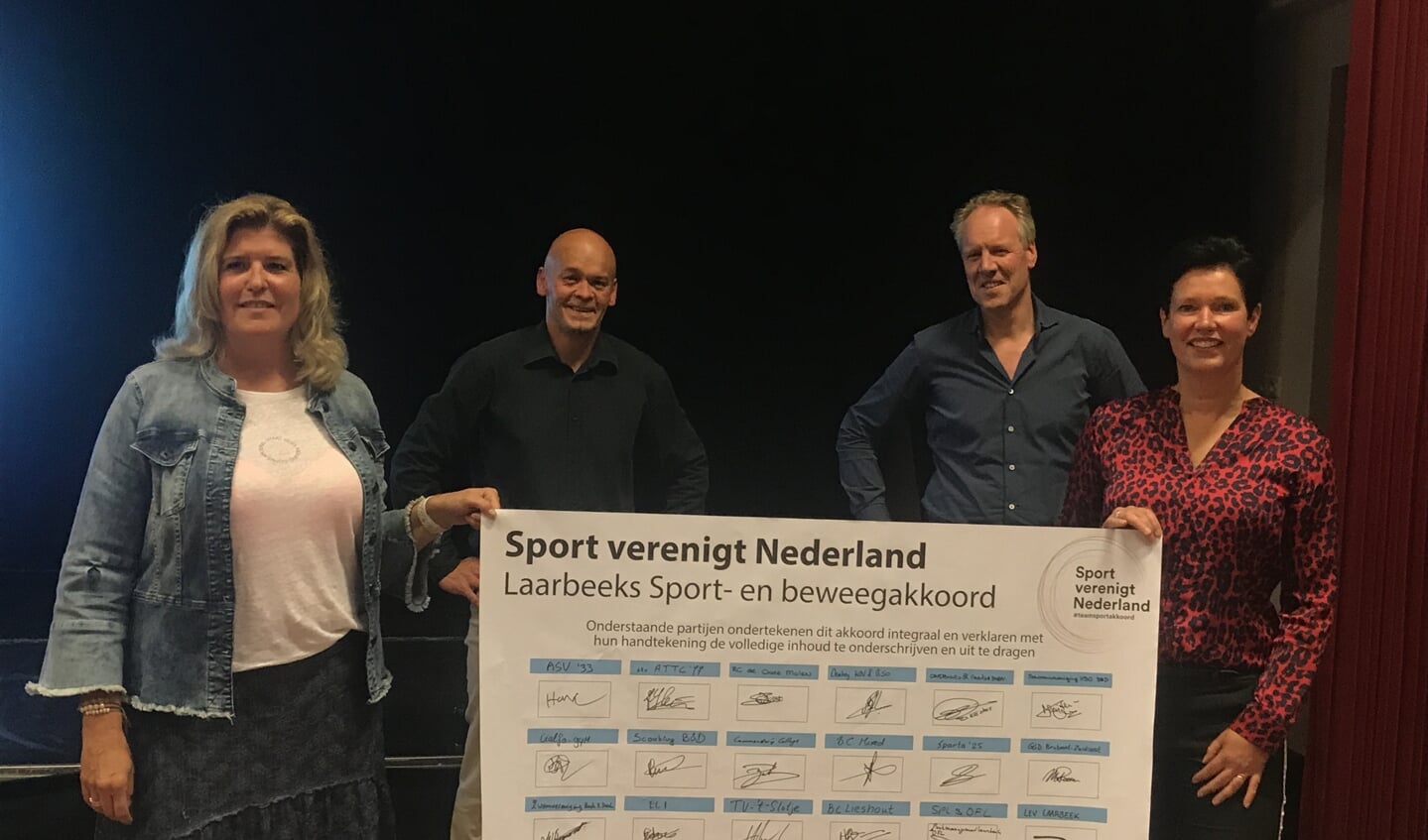 Vlnr: Miriam van Moll, Donny van den Wildenberg, Roland Jansen en wethouder Monika Slaets bij de ondertekening van het sportakkoord.