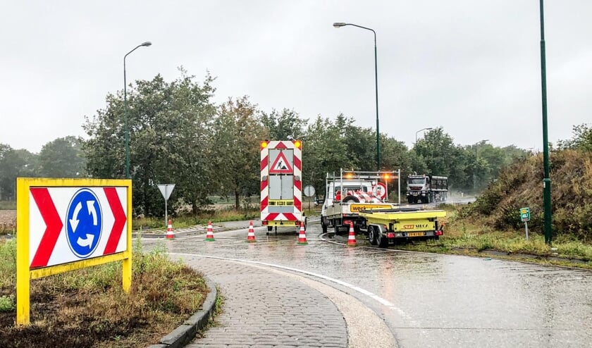 De rotonde op de N279 bij Beek en Donk. De weg richting Veghel is afgesloten