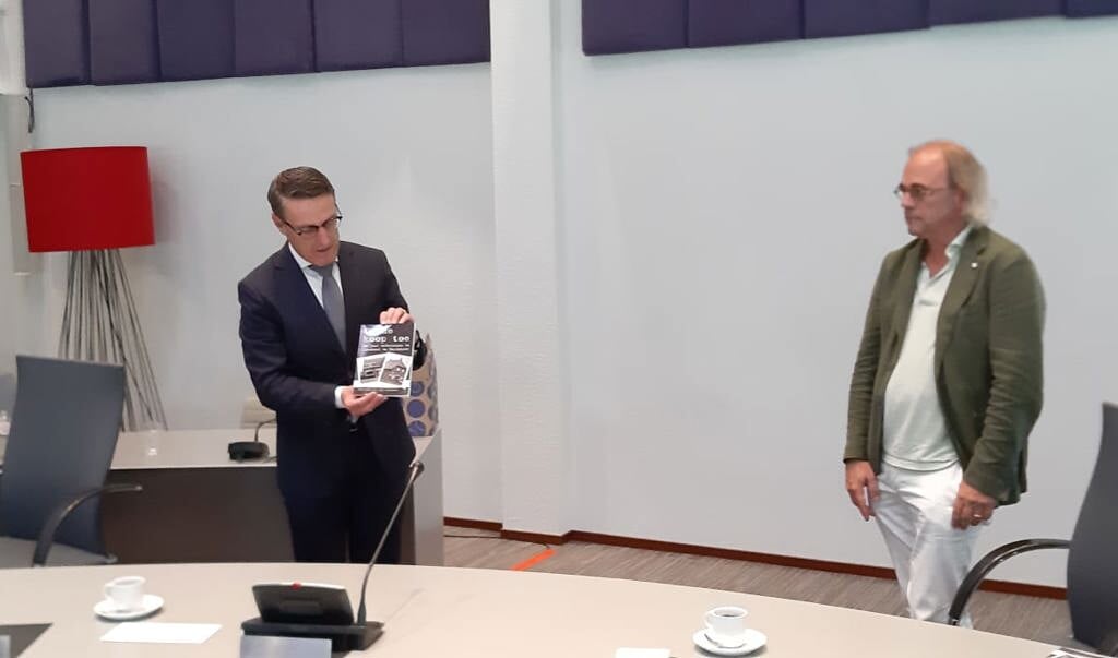 Peter Verstappen (r) heeft het boekje overhandigd aan burgemeester Frank van der Meijden (l)