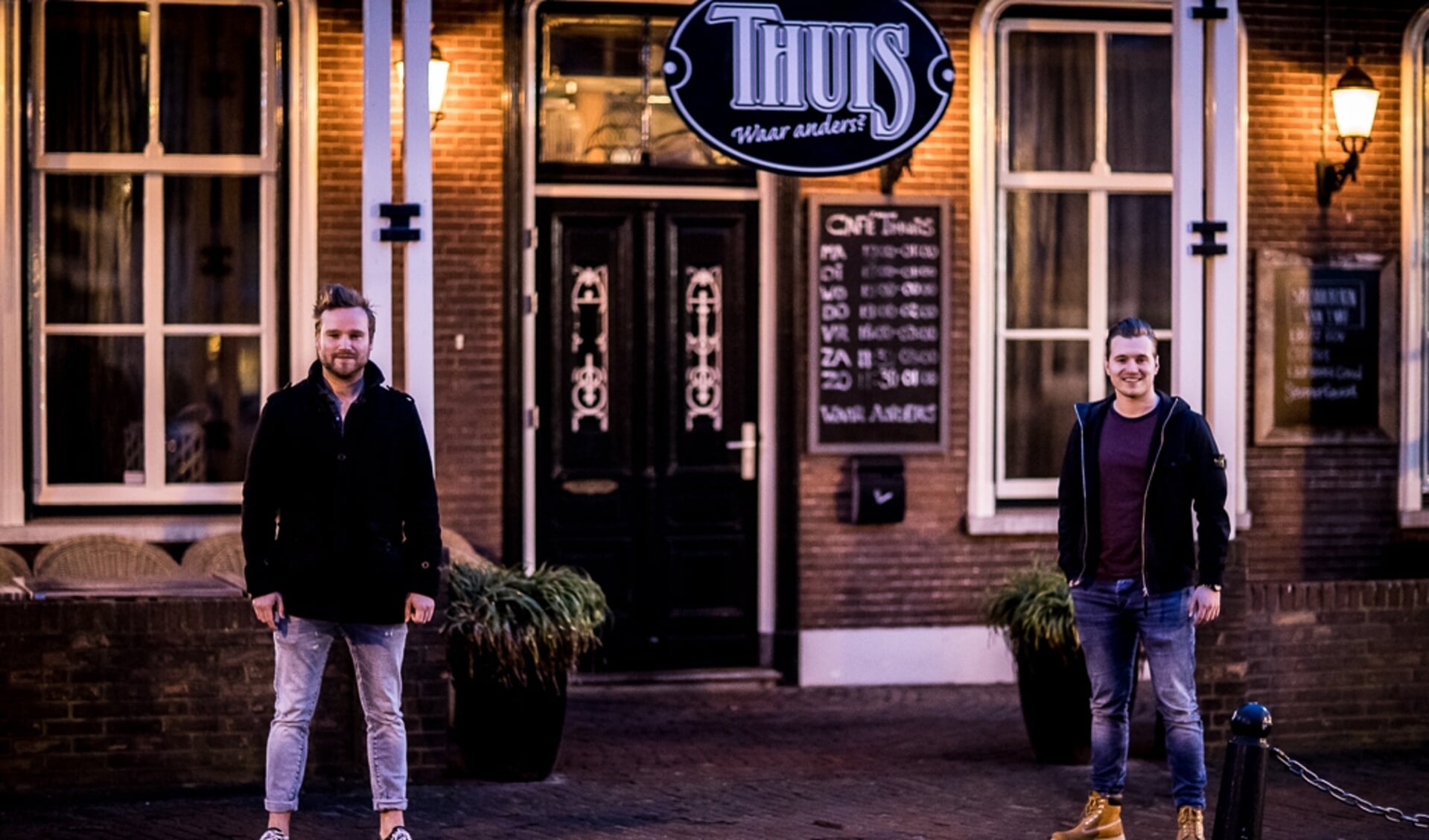 Uitbater van Café Thuis, Ton van Berlo (l) en initiatiefnemer van de crowdfunding, Rob van de Laarschot (r)