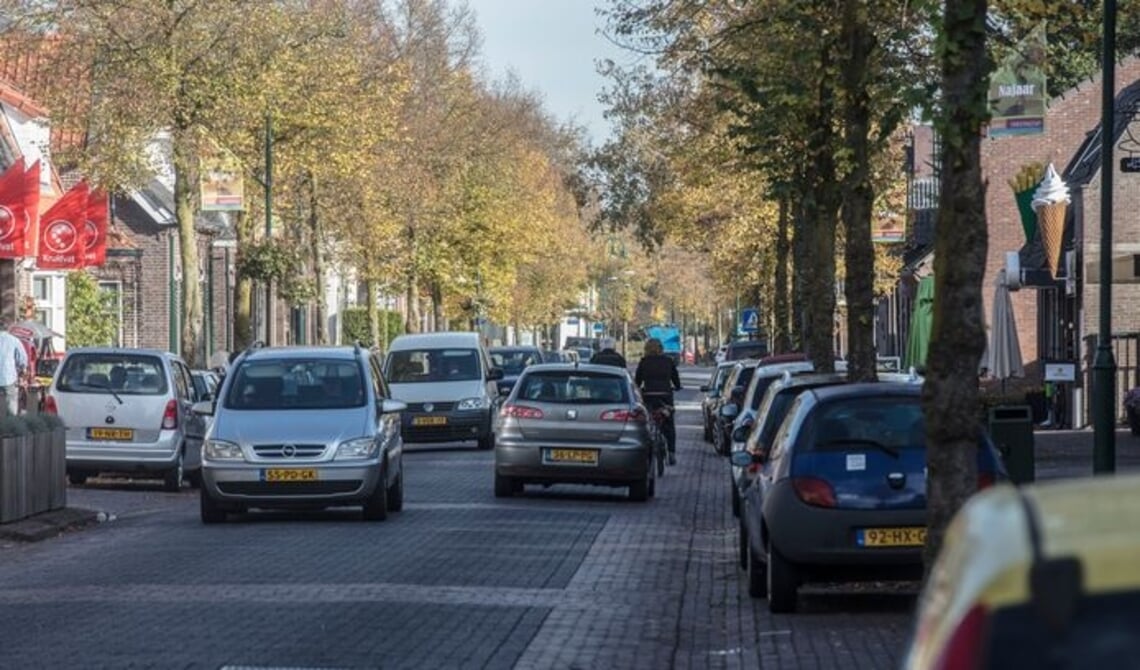 <p>Verkeersdrukte in de Dorpsstraat</p>