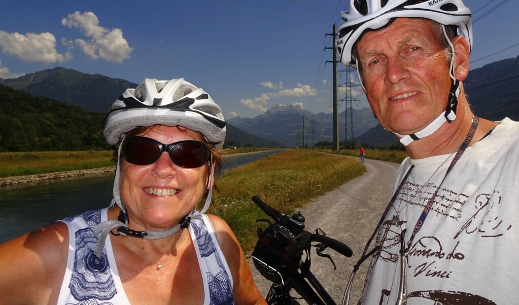 Ad en zijn inmiddels overleden vrouw Diny, tijdens een van de vele fietstochten