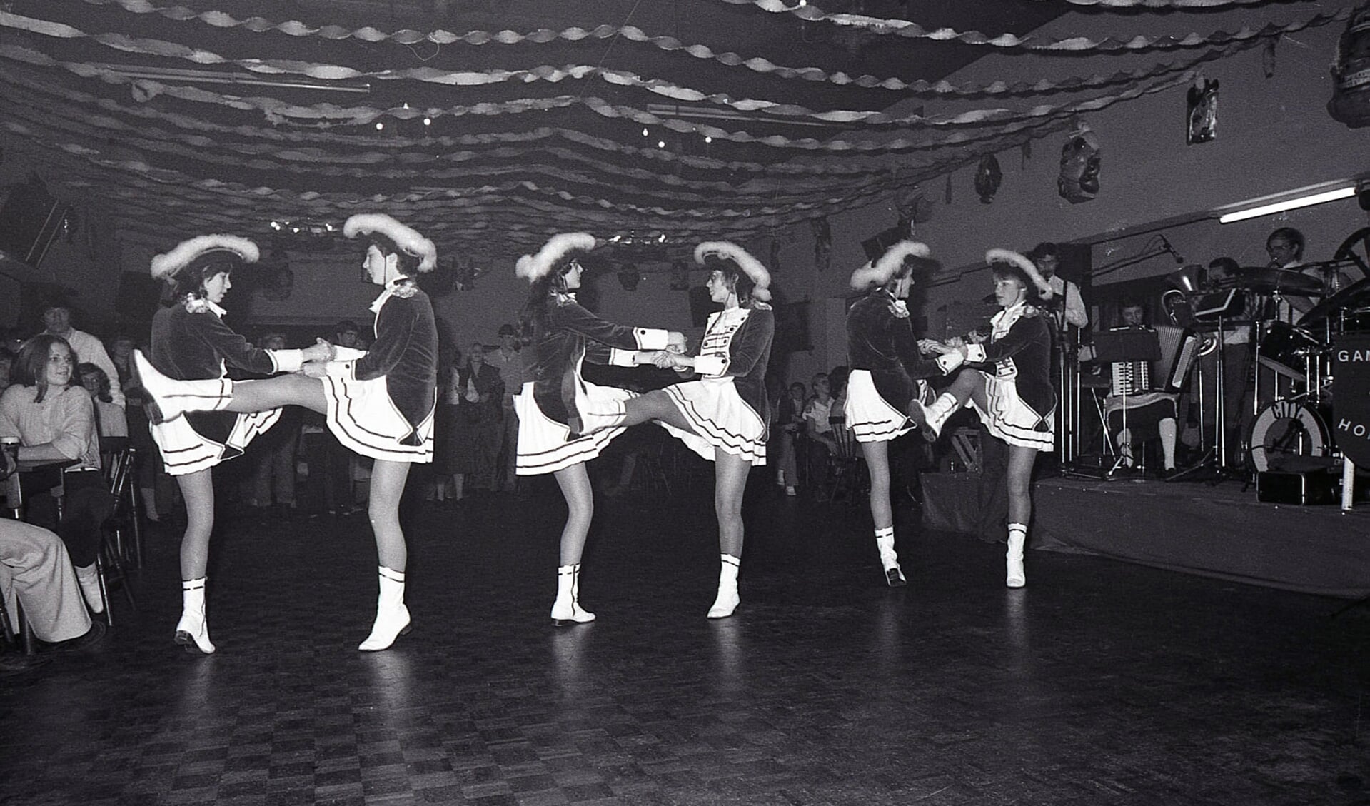 Tijdens de online-kletsavond ziojn er ook optredens te zien van dansmariekes uit verschillende jaren.