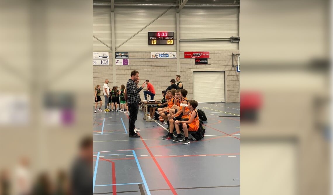 Onder 12 krijgt aanwijzingen van de coaches voorafgaand aan de laatste periode.
