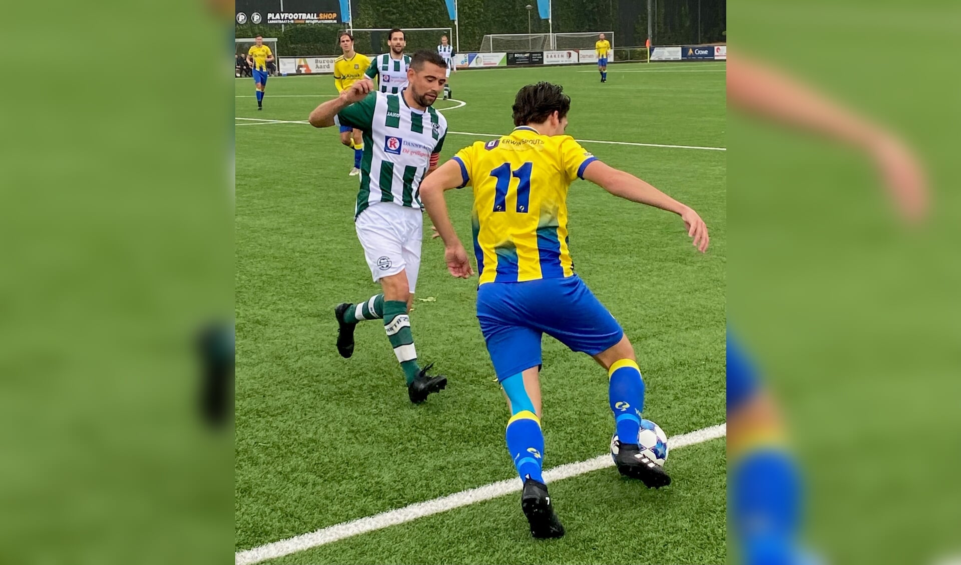 Aanvoerder Robbert van Lankveld in duel met Valkenswaardse aanvaller