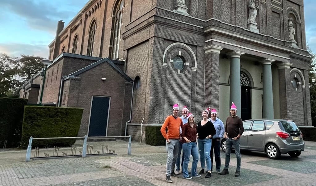 Organisatie Ameezing Aarle op het kerkplein. V.l.n.r. Paul Geene, Stephan Verleisdonk, Marloes van der Loo, Jantine de Jongh, Dirk Verhoeven en David Verstappen.