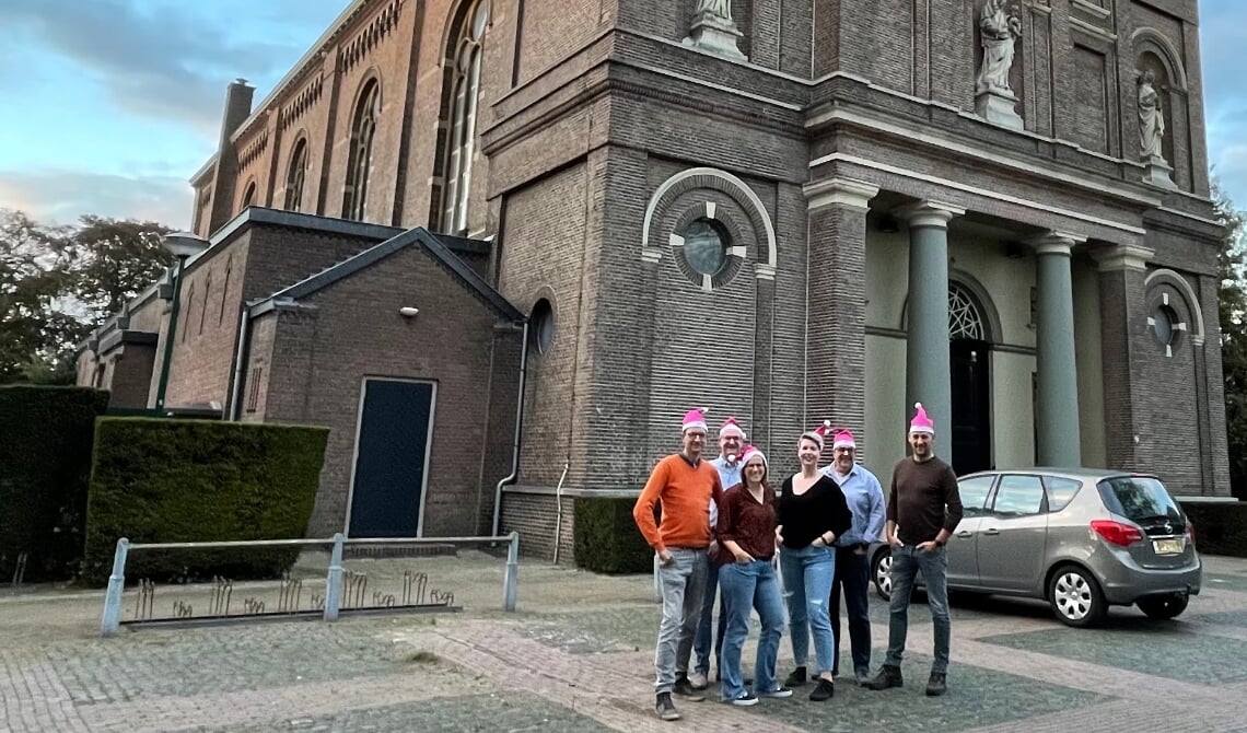 <p>Organisatie Ameezing Aarle op het kerkplein. V.l.n.r. Paul Geene, Stephan Verleisdonk, Marloes van der Loo, Jantine de Jongh, Dirk Verhoeven en David Verstappen.</p>