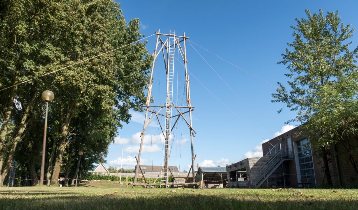 De toren voor de zendmast (in aanbouw).