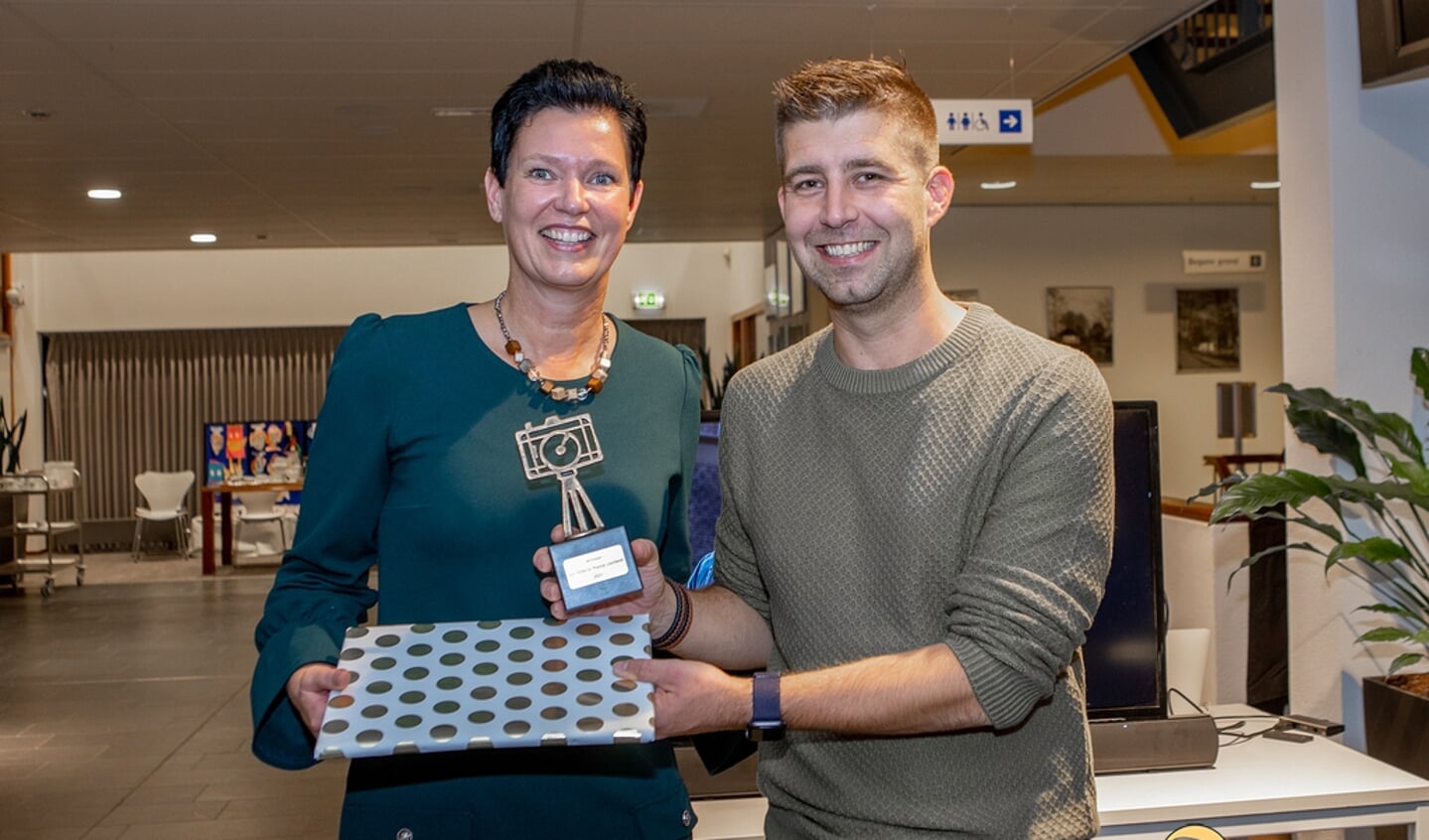 Wethouder Monika Slaets reikt de prijs uit aan de winnaar, Rob van Kaathoven