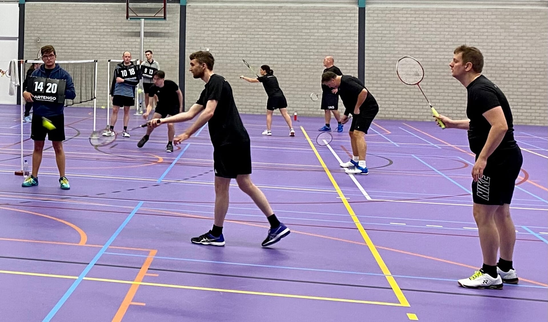 Gezellige drukte in sporthal de Klumper bij de thuiswedstrijd van de beide competitieteams van Badminton Club Lieshout.