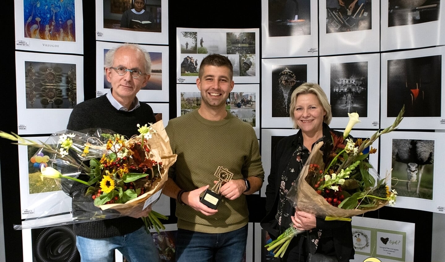 Vlnr. Joost Duppen (jury), Rob van Kaathoven (winnaar 2021) en Liesbeth van Boxtel (jury)