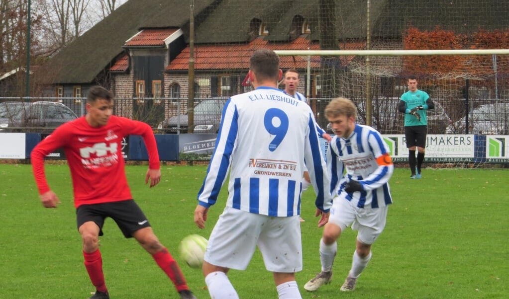 Coen Brouwers speelt de bal, Danny de Koning (9) en doelman Erik Swinkels kijken toe. 