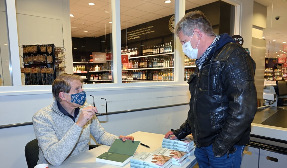 Wim Daniëls signeert zijn boek in Aarle-Rixtel.