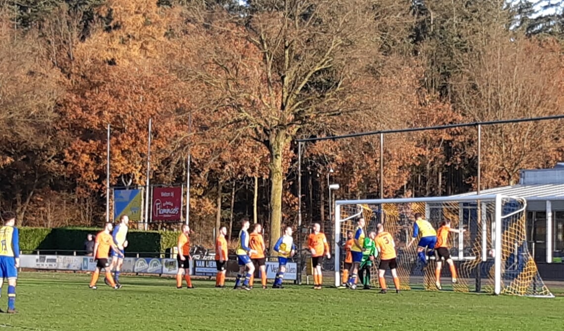Freek Habraken kopt de 5-1 binnen uit een corner.
