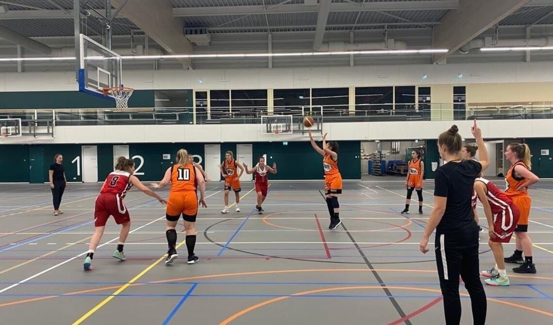 Floor Welten benut een vrije worp namens Basketball Club Lieshout.