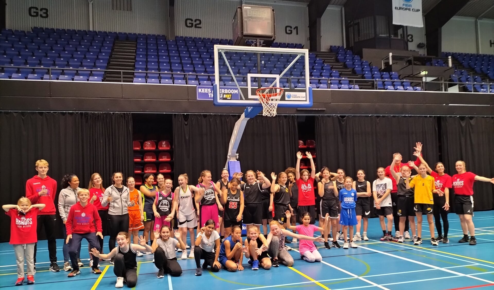 Deelneemsters en begeleiding clinic bij Heroes Basketball Academy Den Bosch