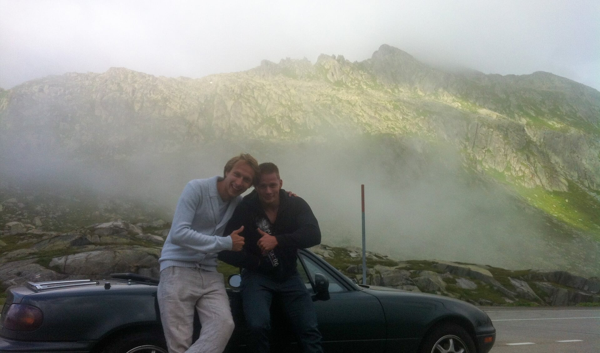 Richard en Vincent op een gezamenlijke reis naar Italië, boven op de Gotthard pass in Zwitserland.