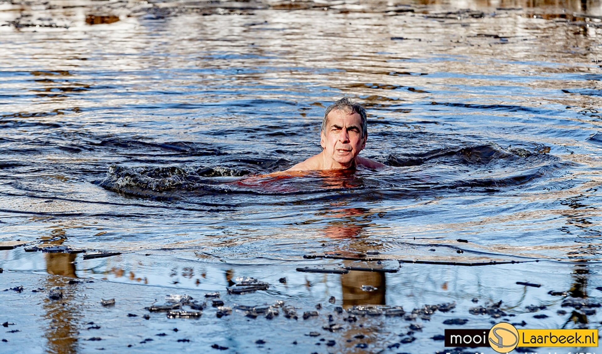 De Laarbeekse Iceman Ramzan Galajev in het ijskoude water.