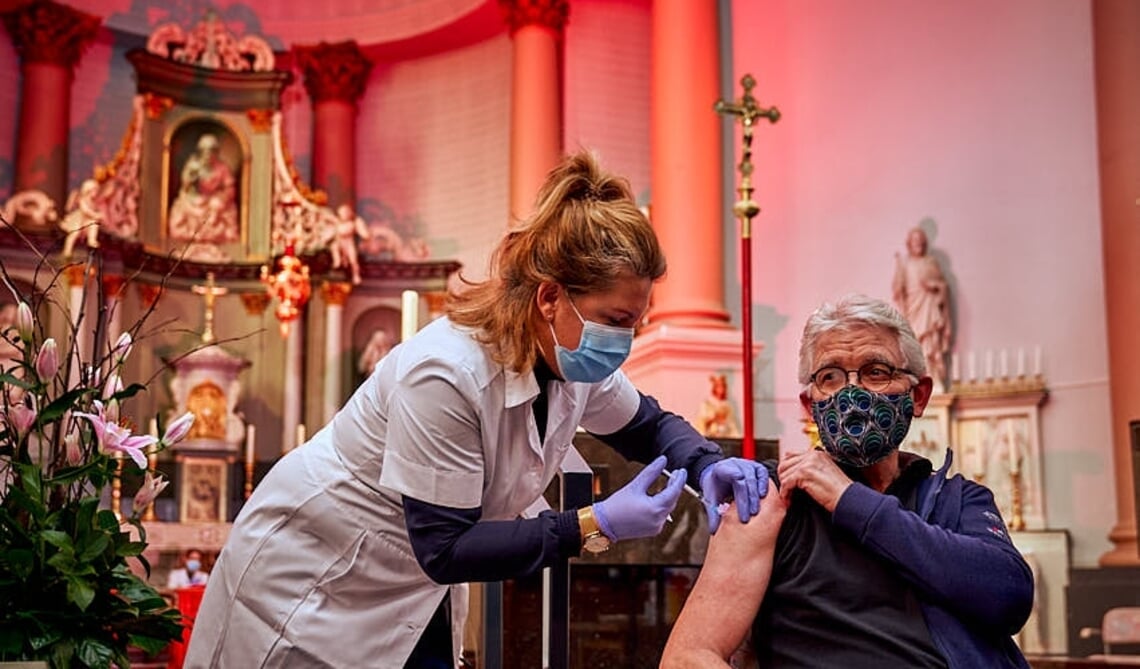 <p>In de O.L. Vrouw presentatie kerk van Aarle-Rixtel werden de corona vaccinaties gezet.</p>