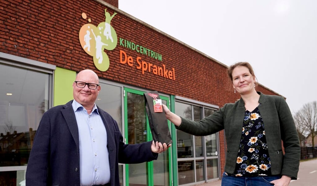 John van Kaathoven en directeur Marieke Ham van kindcentrum De Sprankel in Lieshout.