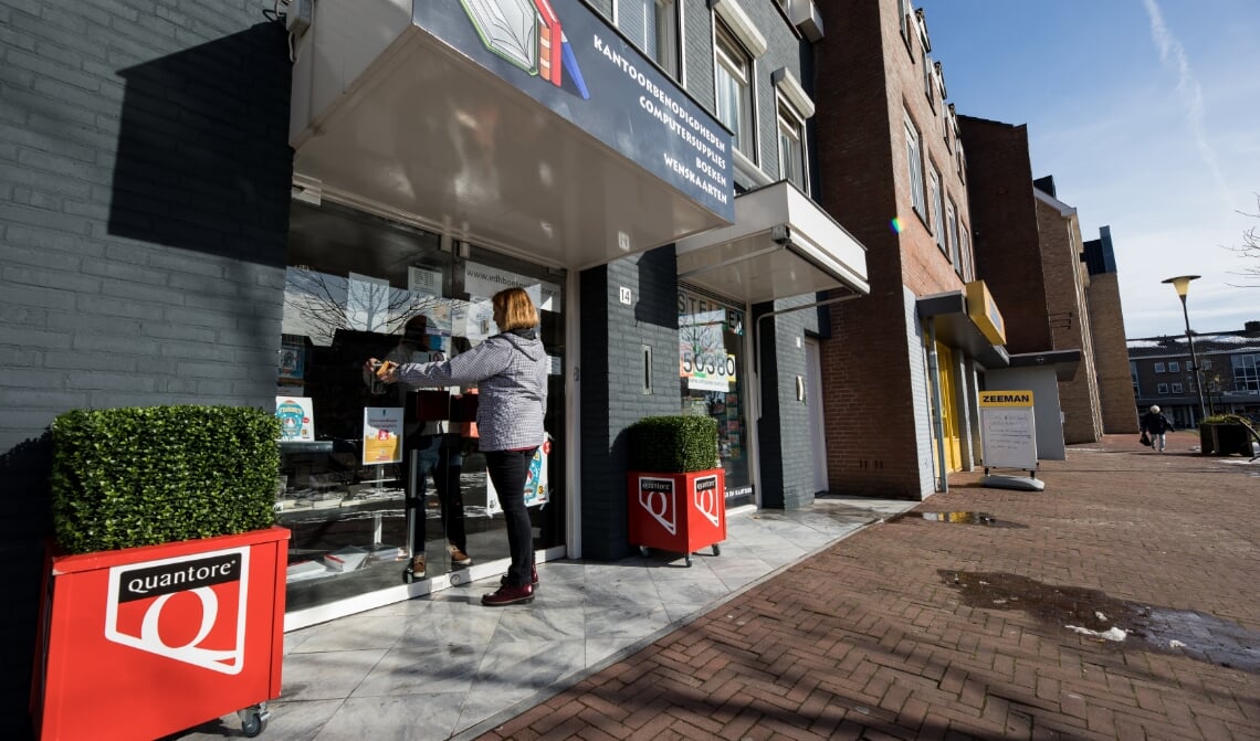 <p>Een klant haalt haar bestelling op bij Van den Heuvel Boek en Kantoor. Er kan contactloos gepind worden.</p>