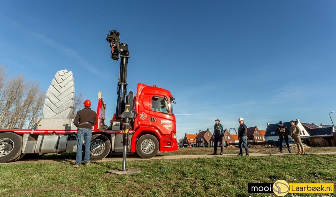 Het kunstwerk Foglia Pesante werd woensdag geplaatst in Beek en Donk.