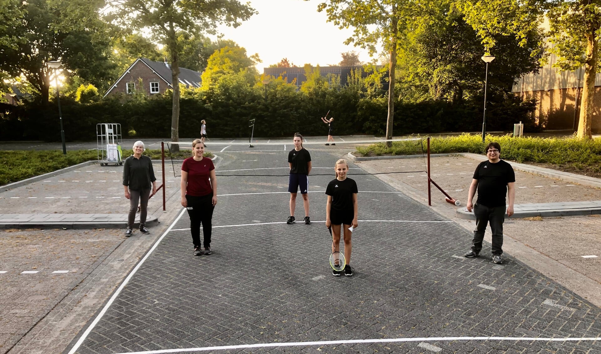 Badminton Club Lieshout gaat (her)opstarten: voorlopig alleen met buiten-badminton voor de jeugd. 