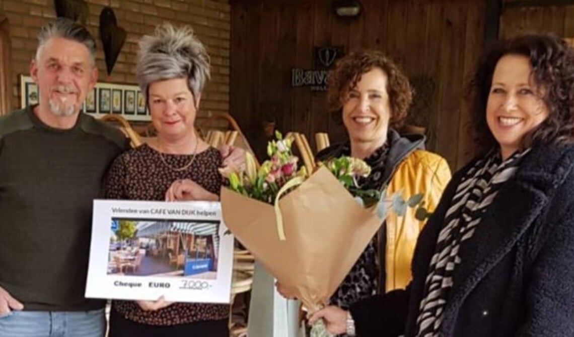 John en Jolanda (l) ontvangen een cheque t.w.v. €7.000 uit handen van Daniëla en Maureen