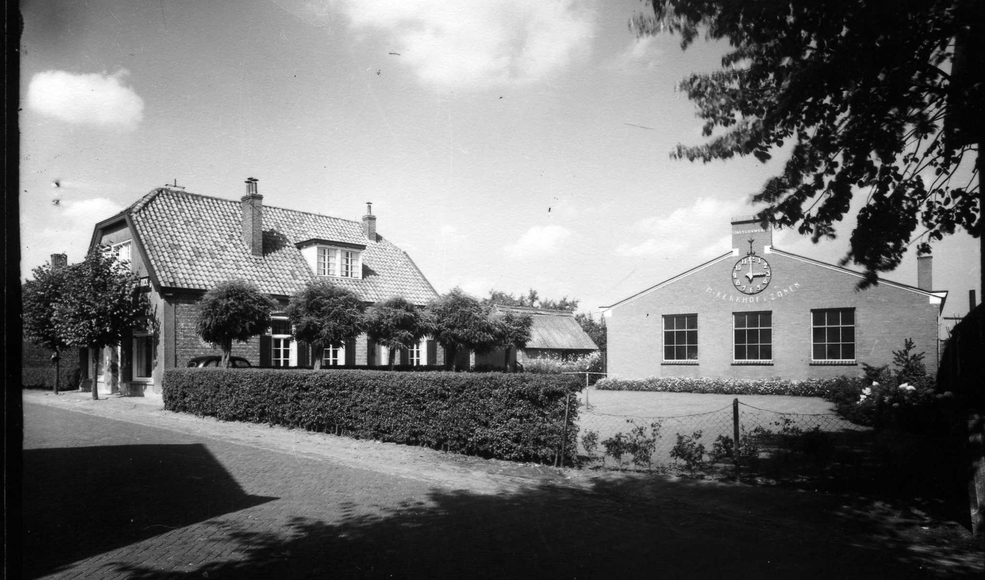 Torenuurwerkfabriek M. van de Kerkhof & Zonen in de Klokstraat in Aarle-Rixtel, omstreeks 1953.