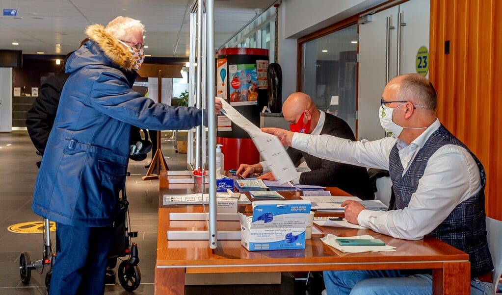 O.a. bij het gemeentehuis van Laarbeek werden maandag al de eerste stemmen uitgebracht voor de Tweede Kamerverkiezingen.