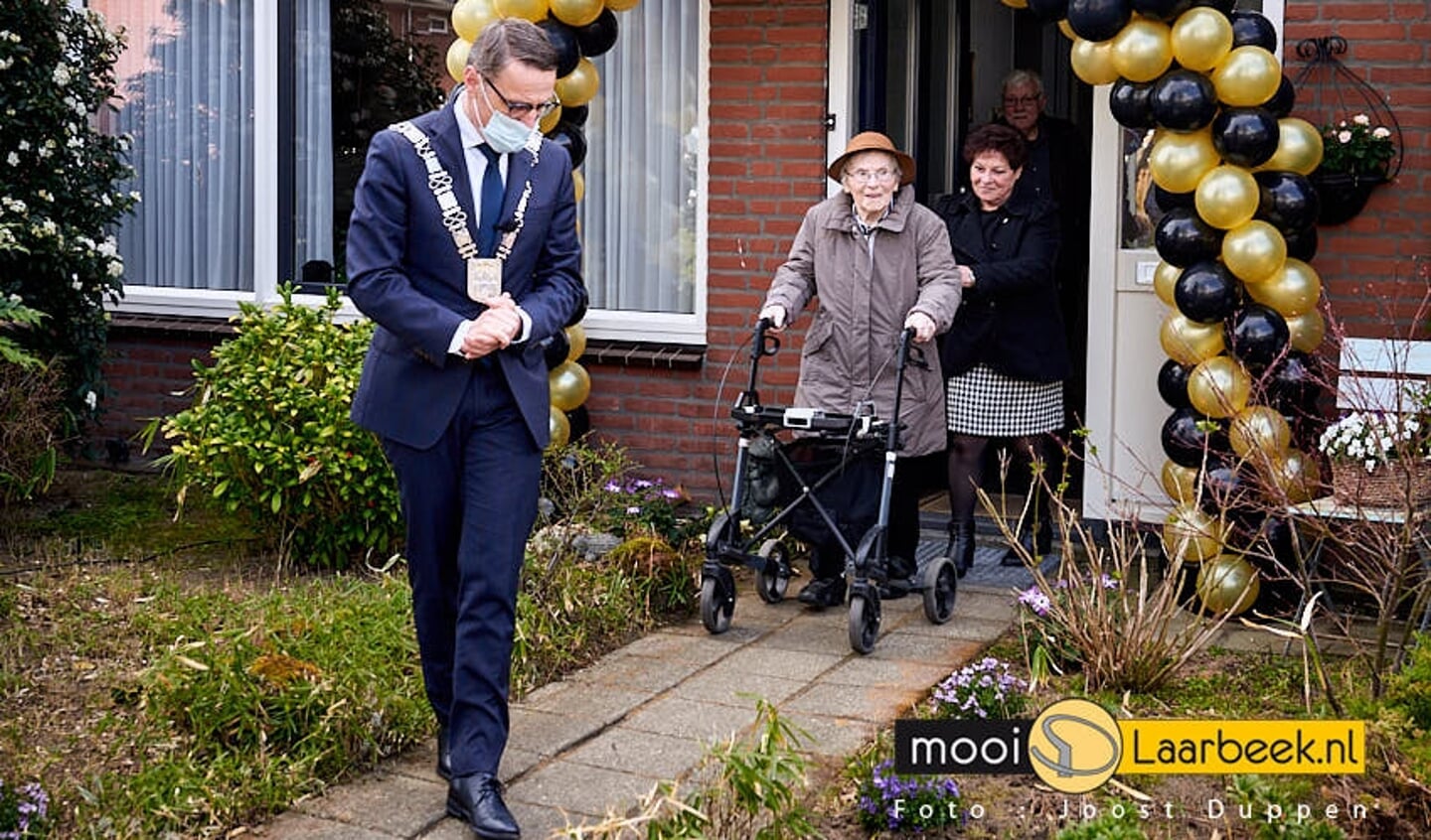 Mevrouw Toos van de Vorst uit Aarle-Rixtel viert zondag haar 100ste verjaardag.