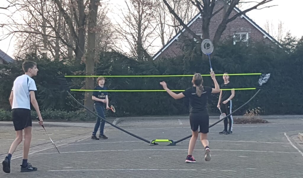 De jeugd van Badminton Club Lieshout speelt voorlopig buiten op het parkeerterrein van sporthal De Klumper.