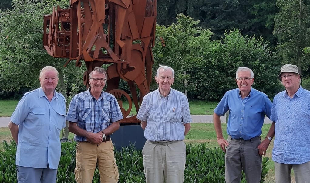 V.l.n.r. Antoon van Kaathoven, Piet van de Graef, Jos Maas, Mari van de  Kerkhof en Theo van Kaathoven.