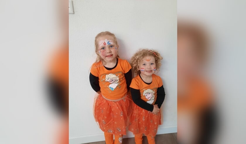 Evy Versteegh (2jaar) en Liv Versteegh ( 4 jaar) zijn klaar voor de koningsspelen op school.