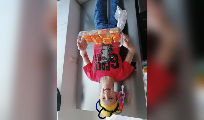 Lucas Brans maakt zelf oranje tompoucen.